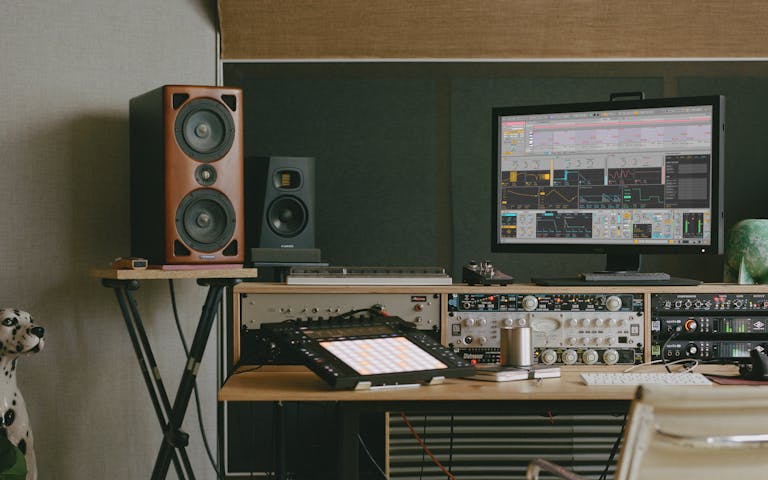 Ableton Live Suite 12.3.5 9 A creative space complete with Push, speakers and a monitor displaying one of Live’s new Stacked Detail Views.