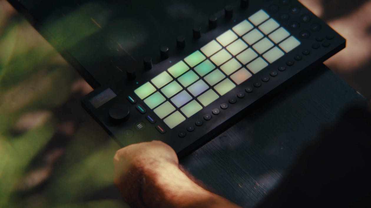 Move — 直感的な音楽制作のためのポータブルなガジェット Ableton