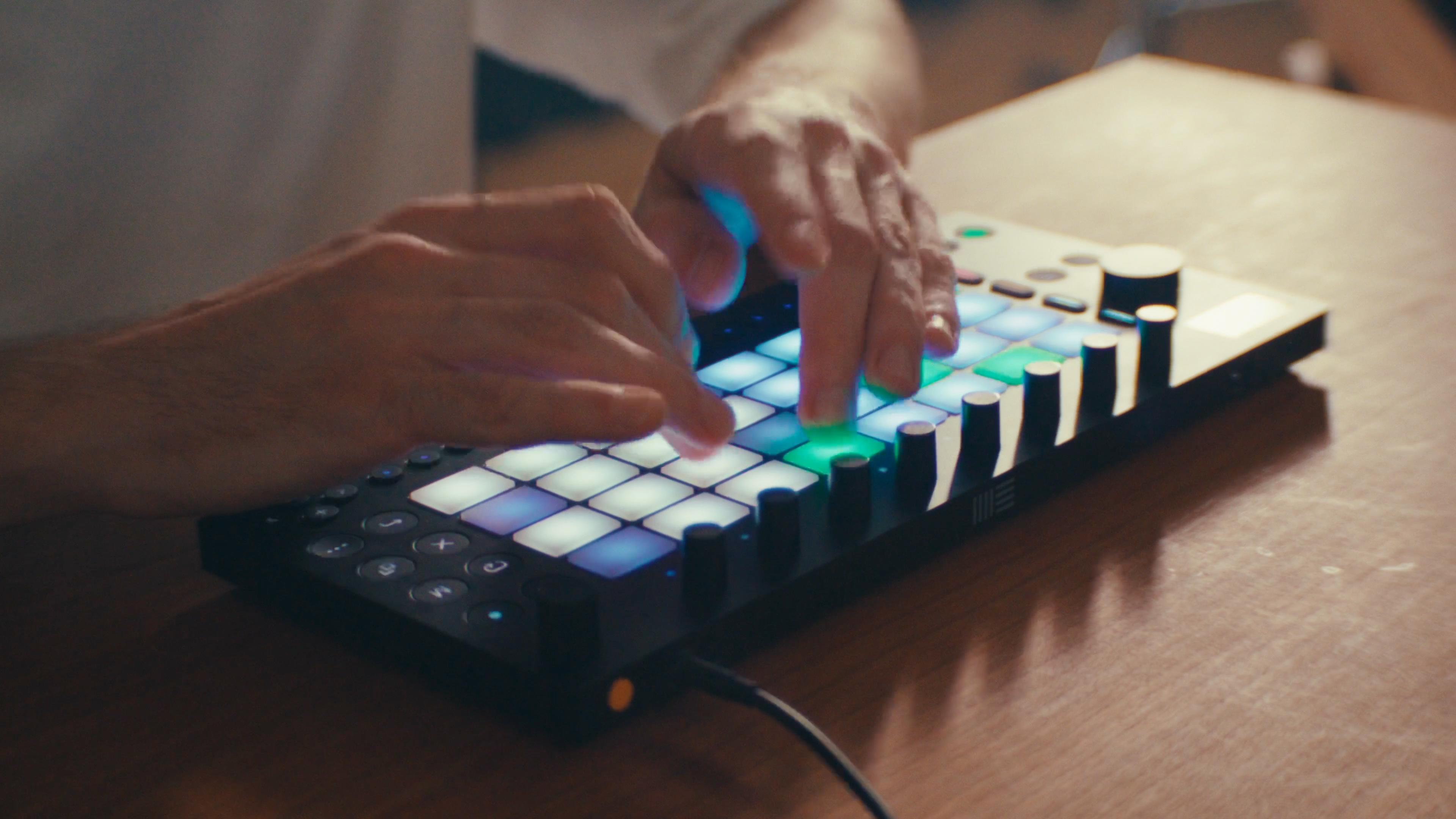 Move — 直感的な音楽制作のためのポータブルなガジェット | Ableton