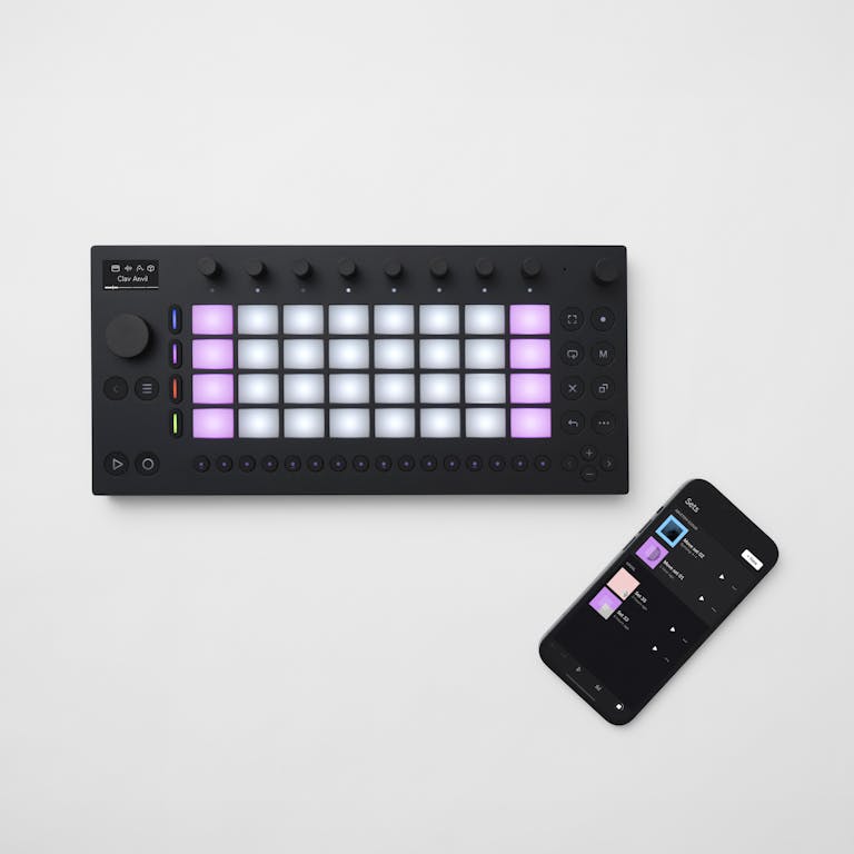 Ableton Move à côté d'un iPhone faisant tourner Ableton Note.
