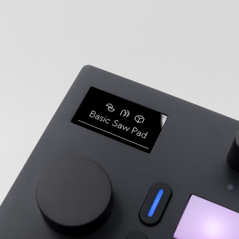 Gros plan de l'écran OLED et des encodeurs d'Ableton Move.