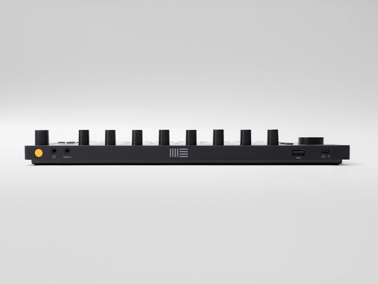 Vue arrière d'Ableton Move avec entrée et sortie stéréo 3,5 mm.